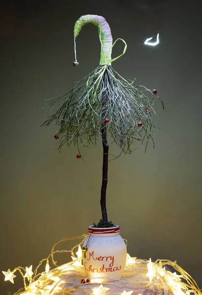 Árbol Navidad Creativo Hecho Mano Con Bolas Rojas Jarrón Blanco — Foto de Stock