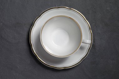 Beyaz porselen fincan ve tabak üst görünümü