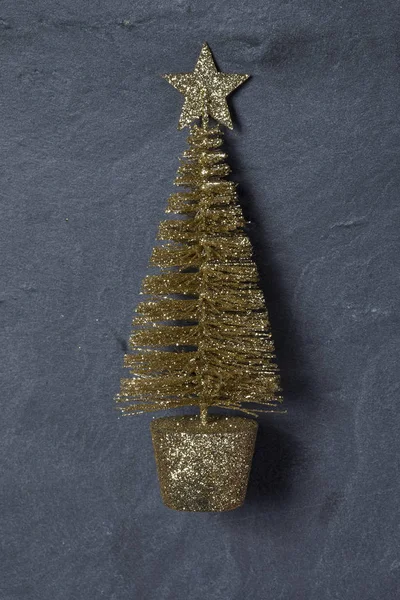 Goldener Weihnachtsbaum Auf Schwarzem Hintergrund Neujahr Und Weihnachtsdekoration — Stockfoto