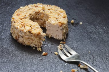 ROM ve fındık ile krem peynir. Tatlı şarap yumuşak peynir