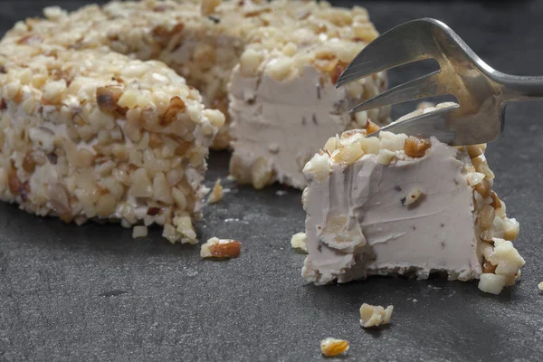 ROM ve fındık ile krem peynir. Tatlı şarap yumuşak peynir