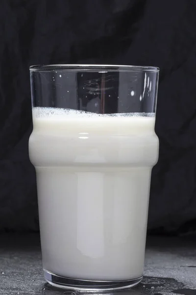 Ein Glas Kefir Auf Schwarzem Hintergrund — Stockfoto