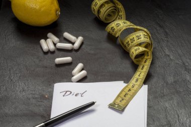 Limon ve bel ölçmek için bir santimetre arka plan üzerinde yazıt diyet ile bir levha