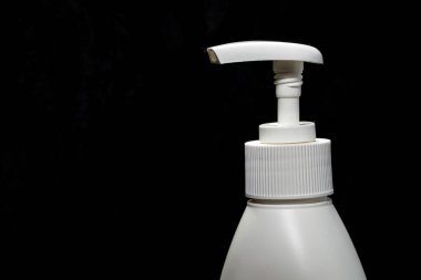 Siyah arka plan üzerine beyaz plastik Sabunluk