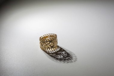 Ajur altın yüzük güzel gölgeler