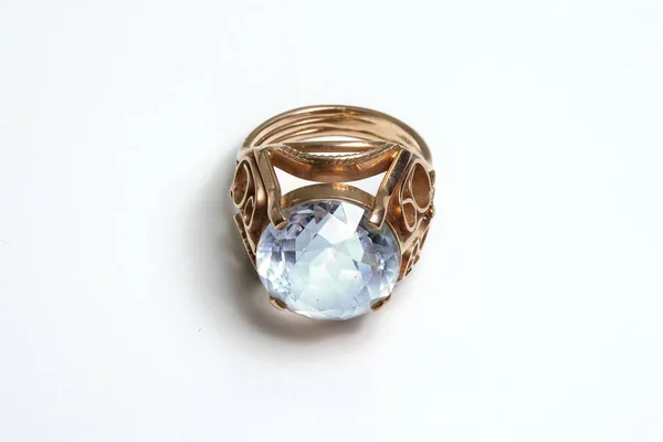 Anillo Oro Con Gran Diamante Aislado Sobre Fondo Blanco — Foto de Stock