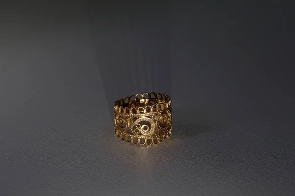 Anillo Oro Calado Con Hermosas Sombras — Foto de Stock