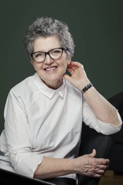 Gri saçlı güzel şık üst düzey kadın portresi