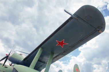 Kiev, Ukrayna - 10 Mayıs 2019: beş köşeli kırmızı sancak ile gökyüzüne karşı bir askeri uçağın kanadı