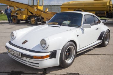 Kiev, Ukrayna - 10 Mayıs 2019: Retro ekipman Festivali'nde Porsche retro araba Eski araba