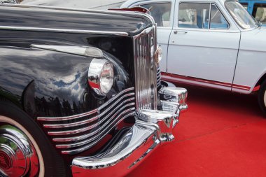 Kiev, Ukrayna - 10 Mayıs 2019. Bir vintage arabanın farlarında Krom parçaları