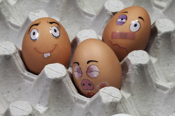 鸡蛋架上画着滑稽面孔的鸡蛋 复活节创意彩蛋装饰 — 图库照片