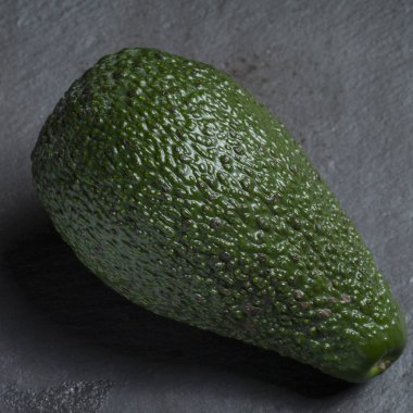 Siyah arkaplanda avokado