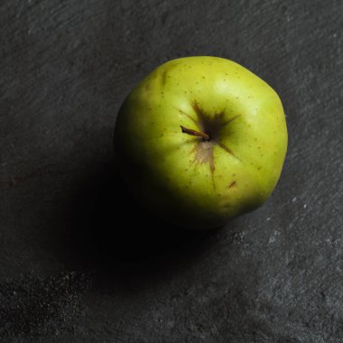 Siyah arkaplanda yeşil elma