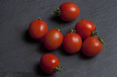 Siyah bir arka plan üzerinde taze kokteyl domates