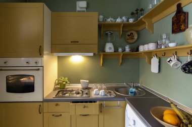 Kiev, Ukrayna - 13 Mart 2019: in-house ile sarı mutfak. Masada duran çeşitli araçlar ve ilaçlar