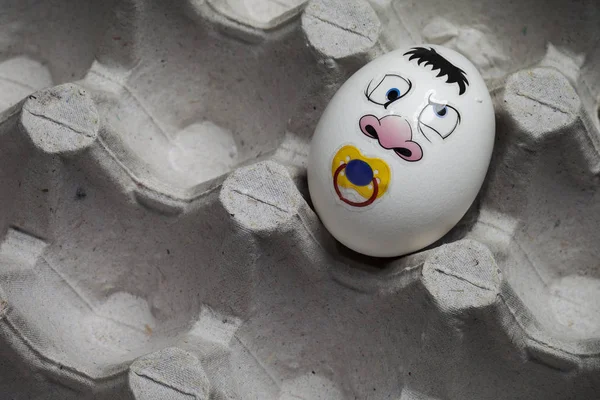 有趣的鸡蛋鸡蛋有不同的有趣的面孔和情感 — 图库照片