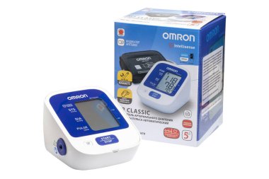 Kiev, Ukrayna - 18 Eylül 2019: Omron M2 Temel tonometre Hem-7121-Alru. Evrensel manşet li otomatik kalp hızı ve kalp atış hızı monitörü 22-42 cm. Doğru sonuçlar için Intellisense teknolojisi. Aritmi göstergesi.