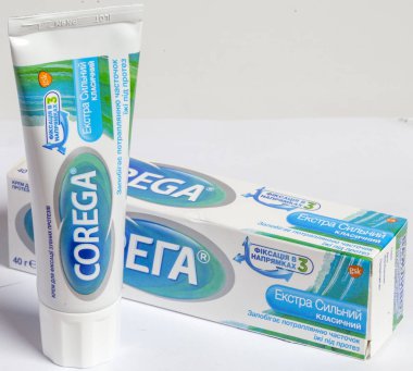 Kiev, Ukrayna - 18 Eylül 2019: Protezleri sabitlemek için ekstra güçlü krem Korega.