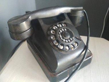 Antika aramalı telefon. Cihaz siyah.