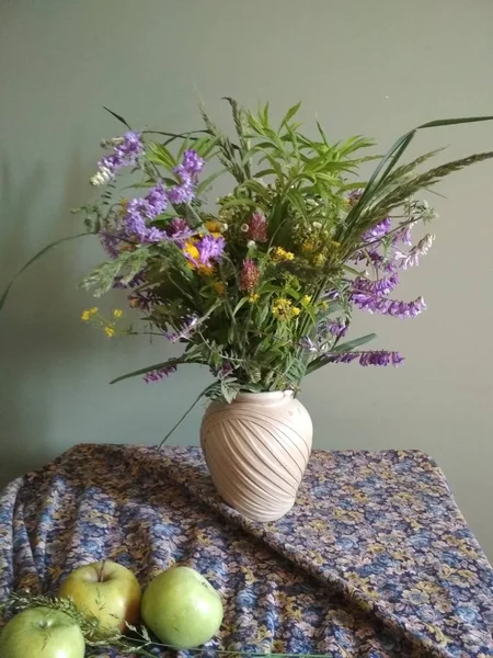 Bouquet Fleurs Sauvages Dans Vase Sur Fond Mur Vert — Photo