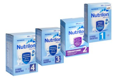 Kiev, Ukrayna - 19 Eylül 2019: Nutrilon bebek formülü. Farklı yaşlar için dört farklı ambalaj