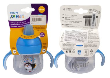 Kiev, Ukrayna - 27 Ağustos 2019: bir katalog için beyaz bir arka plan üzerinde izole bir paket içinde plastik Philips Avent içme şişesi. Arka ve ön iki açıdan görünüm