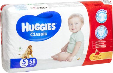 Kiev, Ukrayna - 25 Eylül 2019: Bebek Bezi Huggies Classic 5. Beyaz bir arka plan üzerinde izole edilmiş. Onlar iyi nem absorbe edecek, onları uzun bir gece uykusu sırasında çok önemlidir 12 saat, değiştirilemez izin.