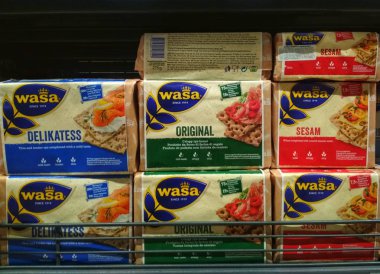 Kiev, Ukrayna - 1 Eylül 2019: Gevrek tam tahıllı ekmek, bir vazo düz ekmek. Yüksek mısır gevreği ve düşük yağ uygun beslenme için. Farklı tipler