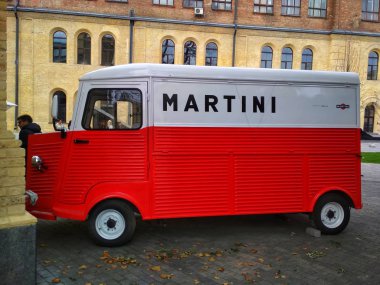 Kiev, Ukrayna - 13 Ekim 2019: Martini yazılı retro kırmızı minibüs
