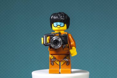 Kiev, Ukrayna - 13 Ekim 2019: güneşli bir arkaplanda lego fotoğrafçısı. Küçük Şekiller