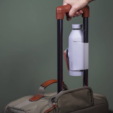 Kiev, Ukrayna - Ekim 2019: Silikon bir kutuda borosilikat camından yapılmış kapalı su şişesi. Kayış şişeyi mobilete ya da bisiklete bağlıyor. Yıkamak için uygun boyundan ve altından açılır