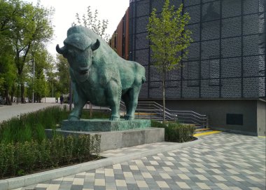 KIEV, UKRAINE - 22 Nisan 2020: Kiev Hayvanat Bahçesi 'nin yeniden inşasının bir parçası olarak, eski giriş söküldü ve yanına yeni bir tane inşa edildi. Hayvanat bahçesinin girişinde yeni bronz bizon heykeli