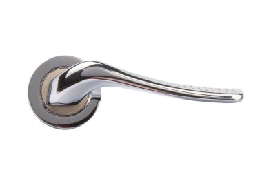 Kapı kolu beyaz bir arkaplanda izole edilmiş.