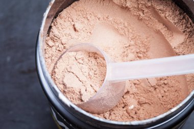 Bir konteynırda saf süt tozu kepçesi