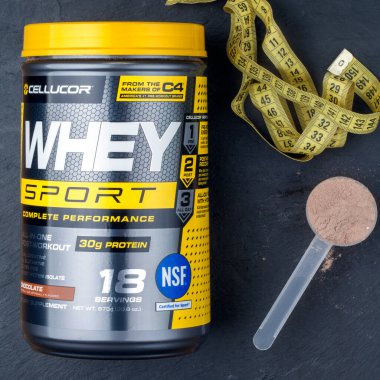 Beyaz Protein - Optimun Beslenme. Bir gıda ilavesinin editör fotoğrafı. Optimum Beslenme Beyaz Protein. KIEV, UKRAINE - Haziran 06, 2020