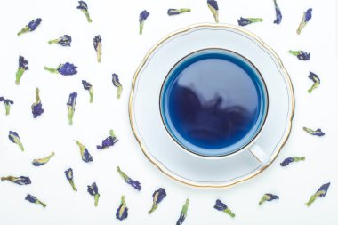 Chang Shu mor çiçek çayı, sağlıklı içme, detoksifikasyon, beyaz arka planda beyaz bir porselen fincanda kilo kaybı.