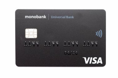 Monobank kredi kartı, beyaz arka planda siyah çipli. İşlev Ödeme Geçişi Kiev 01 / 23 / 2020