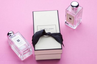 KIEV, UKRAINE - 11 Haziran 2020: Pembe arka planda iki şişe Jo malone Blackberry & bay parfümü. Parfüm