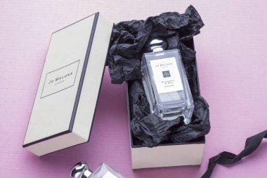 KIEV, UKRAINE - 11 Haziran 2020: Pembe arka planda iki şişe Jo malone Blackberry & bay parfümü. Parfüm