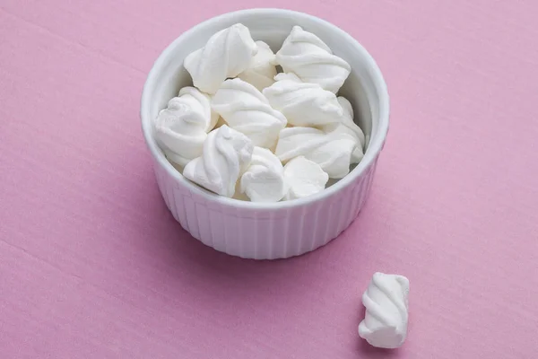 Weiße Marshmallows Einem Weißen Porzellanteller Auf Rosa Hintergrund Blick Von — Stockfoto