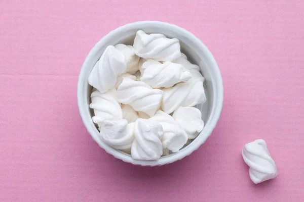 Marshmallows Brancos Uma Placa Porcelana Branca Fundo Rosa Vista Cima — Fotografia de Stock
