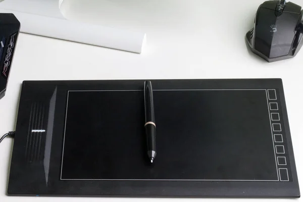 펜으로 그래픽 태블릿 일러스트레이터 디자이너 배경에 — 스톡 사진
