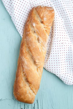 Mutfak masasında yeni pişmiş baget. Taze ekmek.