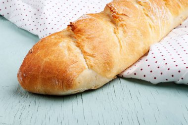 Mutfak masasında yeni pişmiş baget. Taze ekmek.