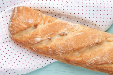 Mutfak masasında yeni pişmiş baget. Taze ekmek.