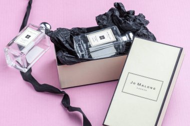 KIEV, UKRAINE - 11 Haziran 2020: Parfüm şişesi Jo Malone Blackberry & bay pembe bir arka planda paketleme ile. Parfüm