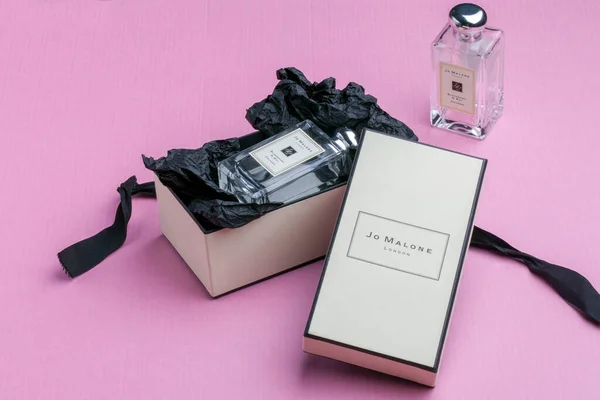 Kiev Ukraine Junho 2020 Perfume Garrafa Malone Blackberry Baía Fundo — Fotografia de Stock