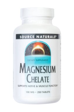 Kiev, Ukrayna - 16 Haziran 2020: SOURCE NATURALS ambalajlı magnezyum. Beyaz bir arkaplanda izole edilmiş.