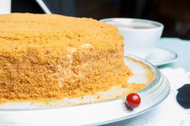 Ekşi kremalı ev yapımı ballı kek. Siyah çay ve nane.